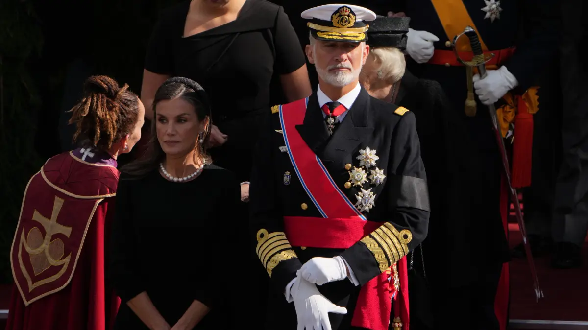 König Felipe VI. und Königin Letizia von Spanien nehmen in Oslo Abschied von König Harald V. Der spanische Monarch erscheint zur Trauerfeier in Uniform, Königin Letizia in schwarzer Trauerkleidung.