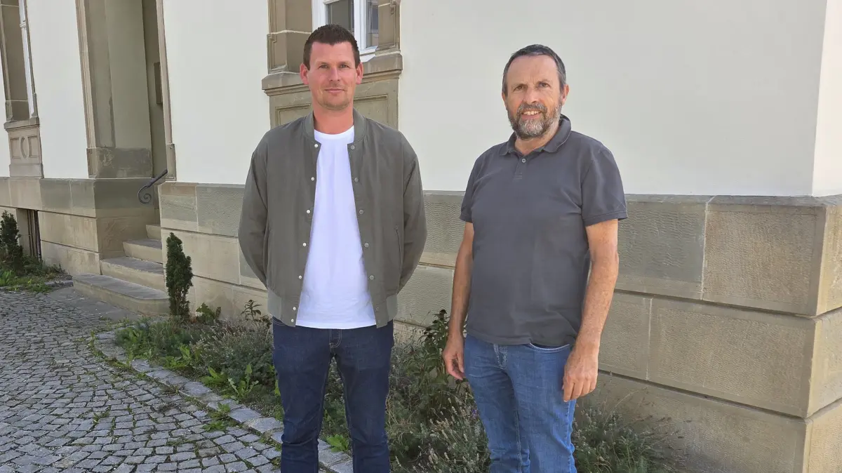 Verbandsbauamt Limpurger Land: Benedict Mundry (links) löst Manfred Sonner als Verbandsbaumeister ab. Foto vor dem Eingang des Verbandsbauamts.