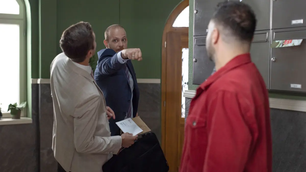 Easy (Lars Steinhöfel, r.) wird geschockt klar, dass Ringo (Timothy Boldt) sich nur eiskalt an ihm gerächt hat. In der Mitte Tobias (Patrick Müller)