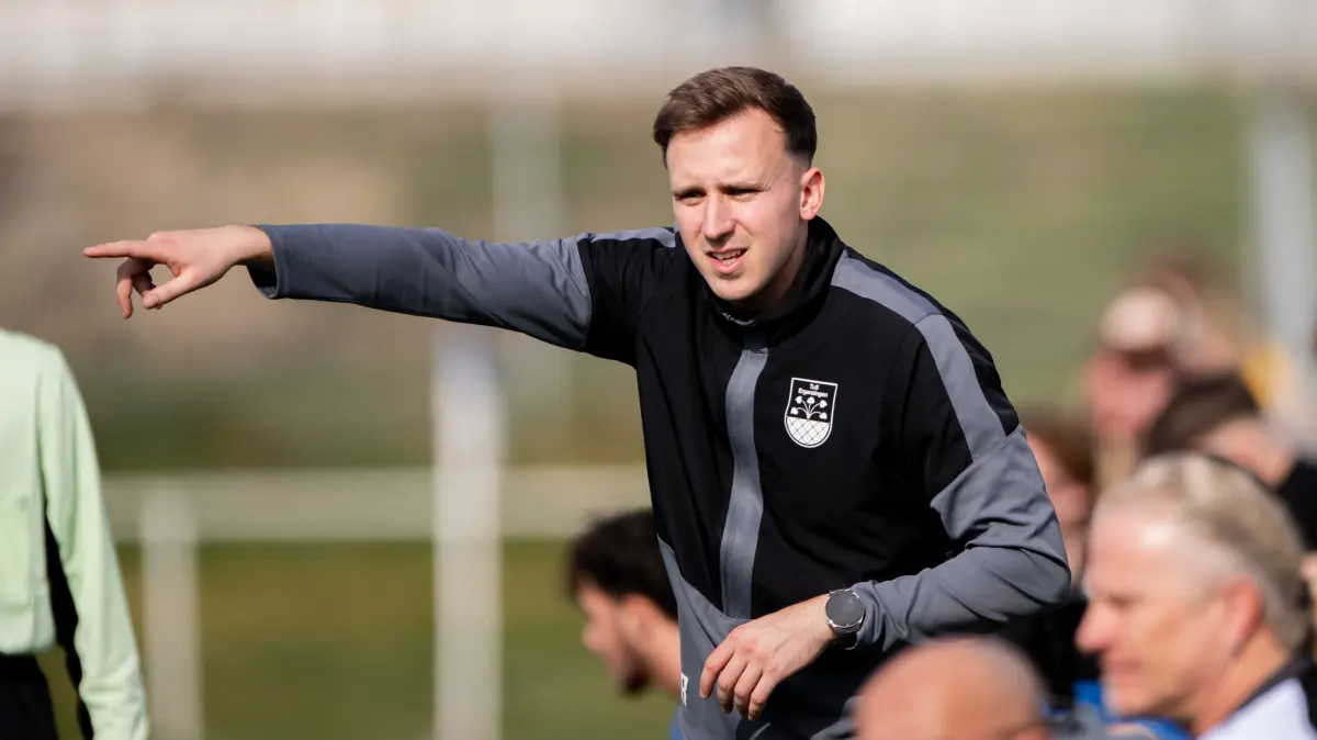 TuS-Trainer Dennis Benzinger geht voller Tatendrang in die neue A-Junioren-Oberligasaison.