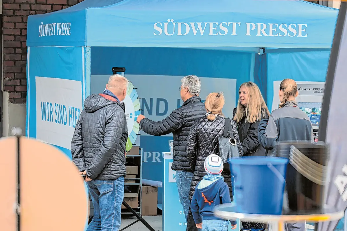 Am Stand der SÜDWEST PRESSE dreht sich das Glücksrad.