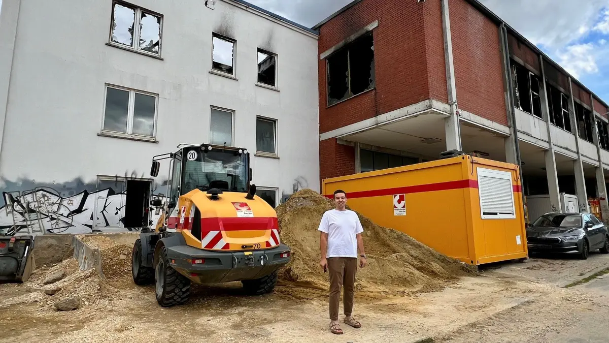 Ioannis Dimitriadis vor dem Gebäude Magirusstraße 16 vor dem es gebrannt hat