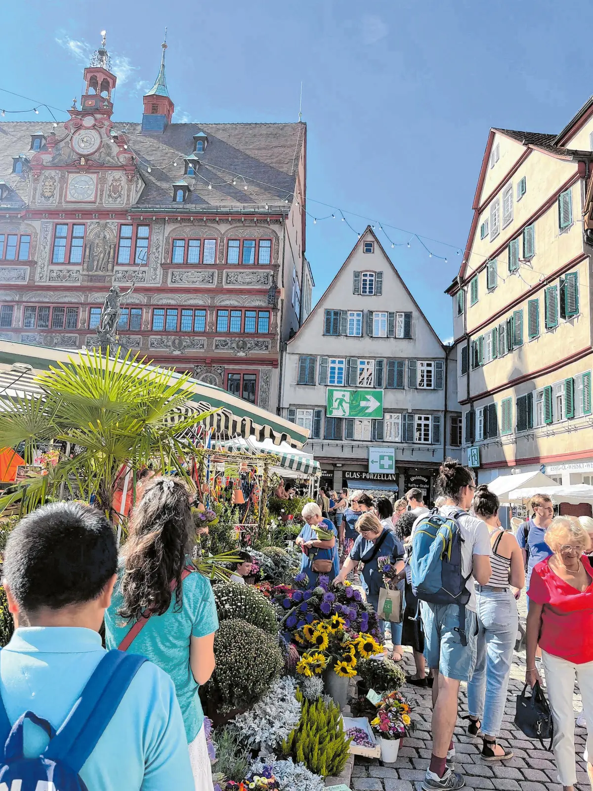 Bunte Stände, schönes Handwerk und feinste Spezialitäten: Der Umbrisch-Provenzalische Markt bringt den Süden nach Tübingen. Bild Mitte: die diesjährigen Motive der Rizzi-Gläser. Neu ist das Motiv „The sun has fun with the moon“ (Glas rechts). ⇥Fotos: Tübingen erleben