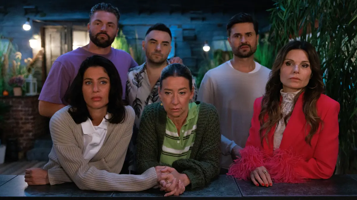Die Schillerallee 10 findet in ihrer Trauer zusammen. Von links: Sina (Valea Scalabrino), Bambi (Ben Heinrich), Easy (Lars Steinhöfel), Ute (Isabell Hertel), Paco (Milos Vukovic) und Britta (Tabea Heynig)