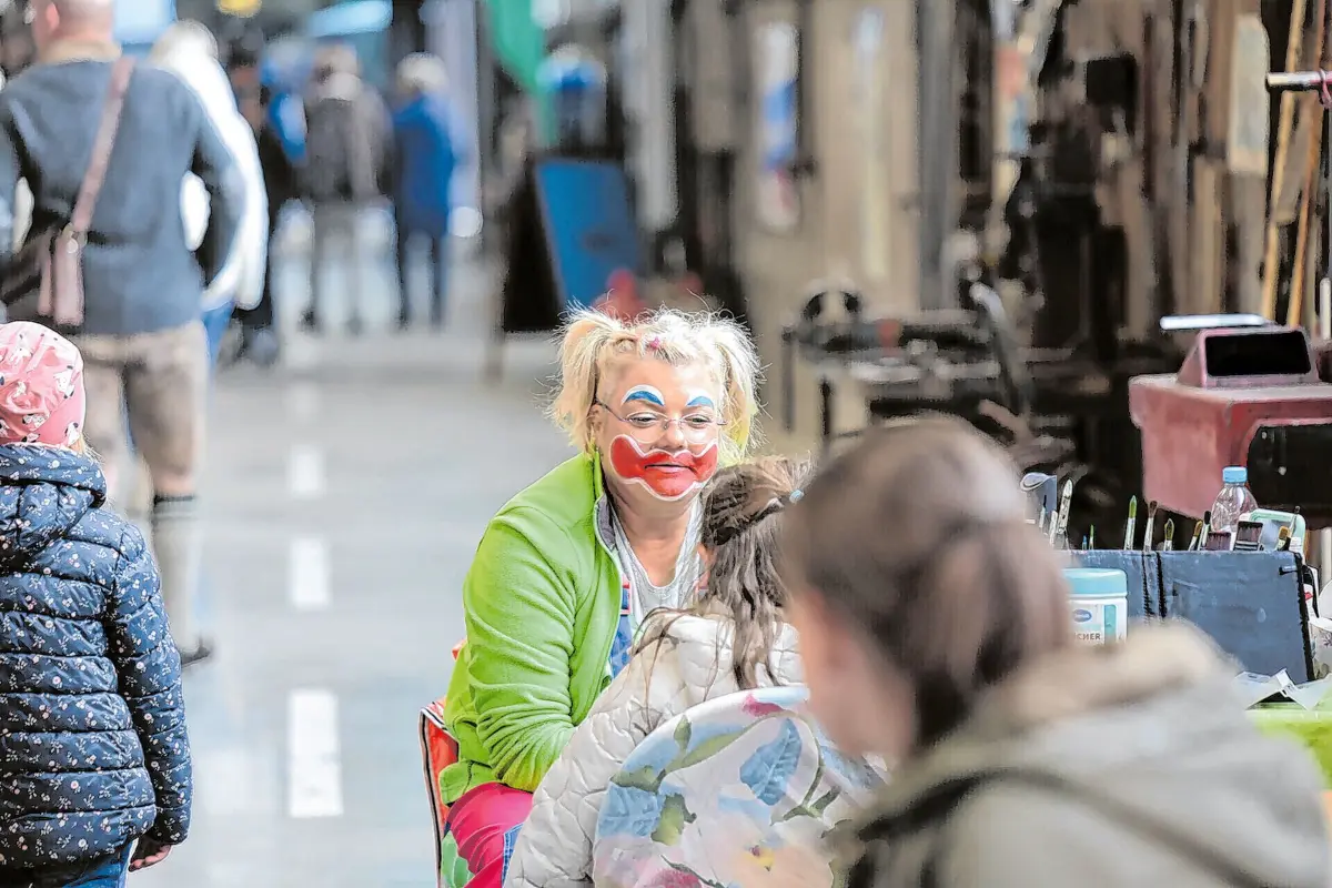 Schminkclown Bine zaubert mit ihrer Kunst den Kindern ein Lächeln auf die Lippen. Wie groß ist der Stauraum? Auf der Messe können Besucher die Fahrzeuge genau unter die Lupe nehmen.⇥Fotos: Thomas Kiehl