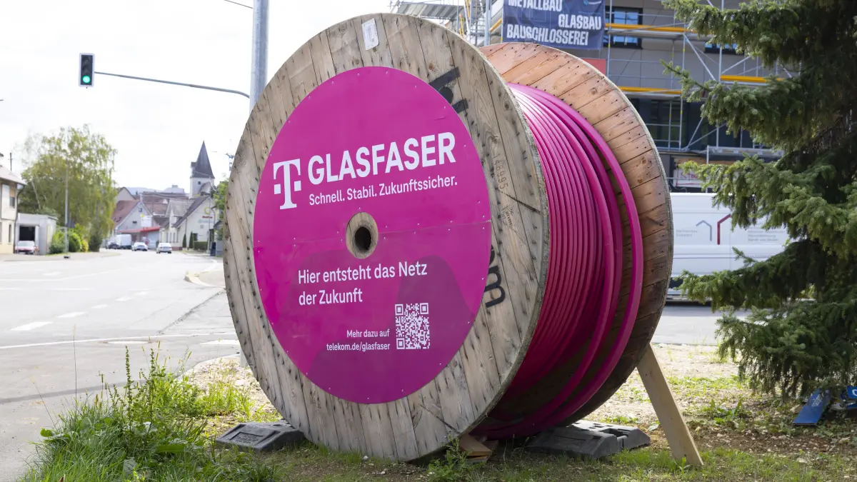 Kuchen, Glafaserausbau, Telekom, Rolle mit Lehrrohren für die Verlegung von Glasfaser