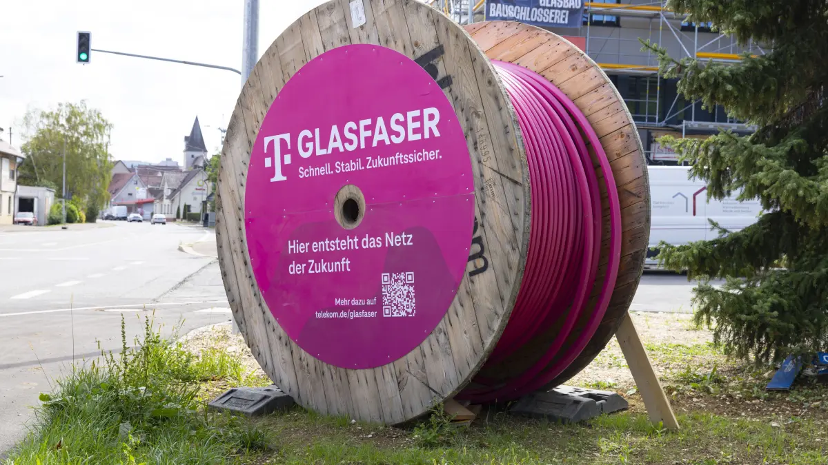 Kuchen, Glafaserausbau, Telekom, Rolle mit Lehrrohren für die Verlegung von Glasfaser