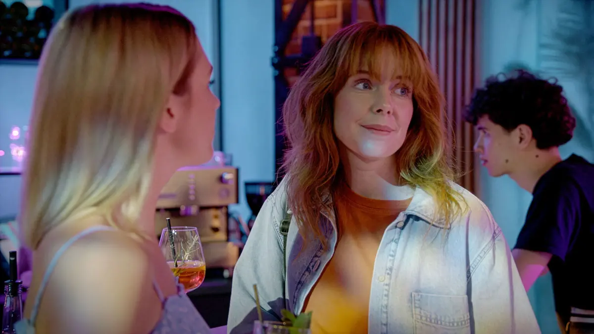Toni (Olivia Marei) erkennt im Gespräch mit Lilly (Iris Mareike Steen), dass sie nichts mehr in Berlin hält.