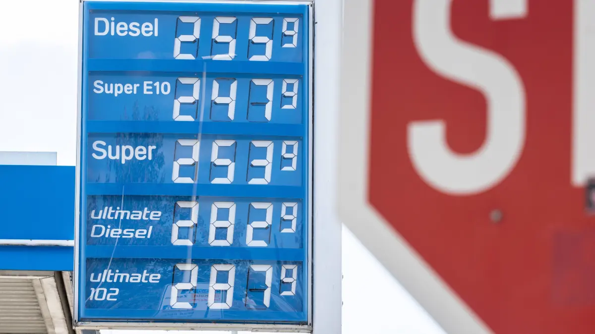 Rekordhohe Spritpreise an Aral-Tankstelle in Bonn - 11.09.26: Rekordhohe Spritpreise an Aral-Tankstelle in Bonn - 11.09.26 Vor einem STOP Schild zeigt die Preistafel einer Aral-Tankstelle an der Bundesstraße B9 in Bonn-Bad Godesberg Rekordwerte: Diesel 2,55 Euro, Super E10 2,47 Euro und Super 2,53 Euro pro Liter. Der eskalierende Iran-Konflikt und die blockierte Straße von Hormus treiben den Rohölpreis und damit die Spritpreise auf ein neues Rekordhoch Symbolbild. Bonn Bad Godesberg Nordrhein-Westfalen Deutschland *** Record-High Gas Prices at Aral Gas Station in Bonn, September 26, 2011: In front of a STOP sign, the price board at an Aral gas station on Federal Highway B9 in Bonn-Bad Godesberg displays record prices: diesel at 2.55 euros, E10 premium at 2.47 euros, and premium at 2.53 euros per Copyright: xMarcxJohnx