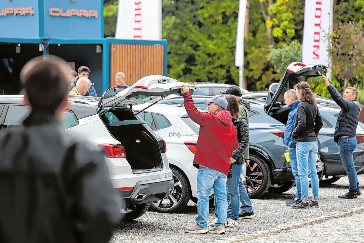 Wie groß ist der Stauraum? Auf der Messe können Besucher die Fahrzeuge genau unter die Lupe nehmen.