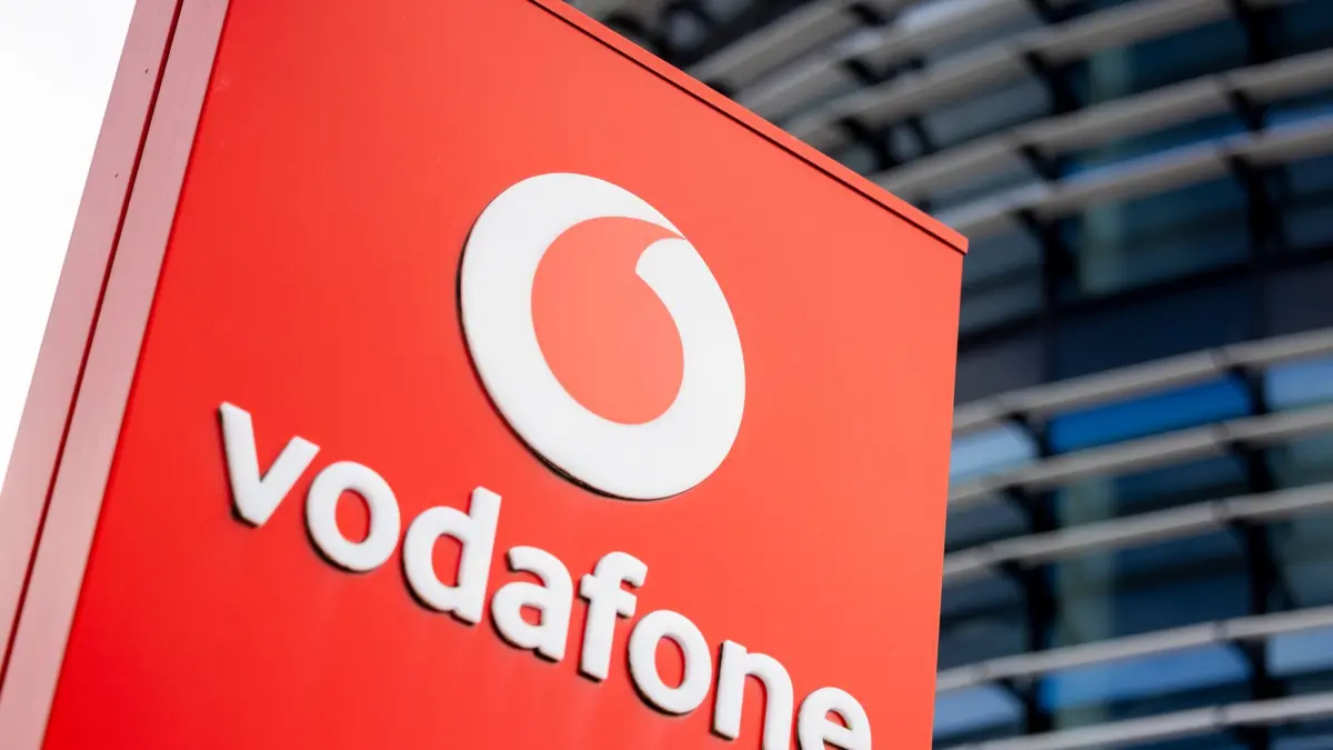 Firmenschild mit dem Logo von Vodafone steht vor Konzernzentrale: ARCHIV - Betroffene können sich der Sammelklage nach wie vor anschließen - selbst wenn sie aktuell keinen Vertrag mehr bei Vodafone haben. (zu dpa: «Vodafone-Sammelklage: Wer jetzt noch mitmachen kann») Foto: Thomas Banneyer/dpa/dpa-mag - Honorarfrei nur für Bezieher des Dienstes dpa-Magazin +++ dpa-Magazin +++