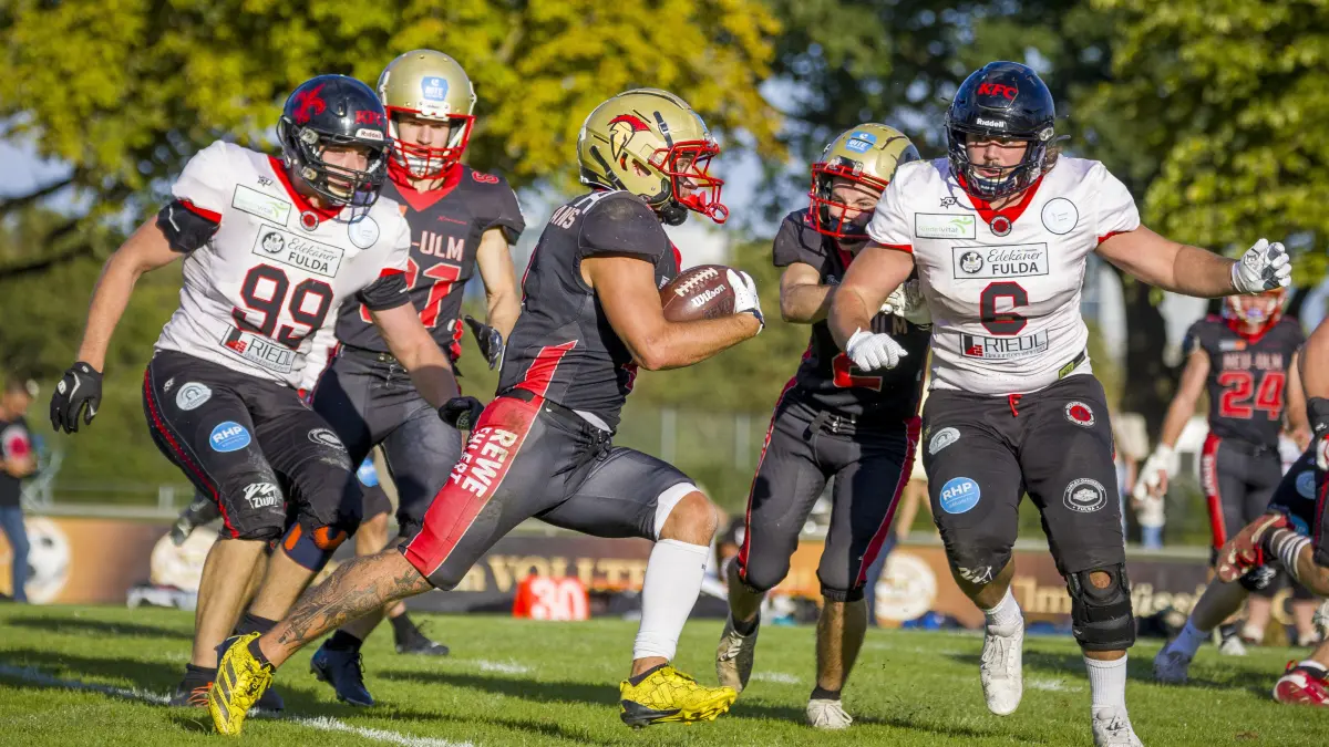 Football, erstes Aufstiegsspiel um die GFL2, Neu-Ulm Spartans (schwarz) gegen die Fulda Saints (weiß)