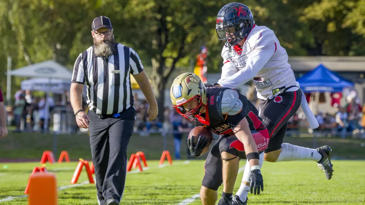 Football, erstes Aufstiegsspiel um die GFL2, Neu-Ulm Spartans (schwarz) gegen die Fulda Saints (weiß)