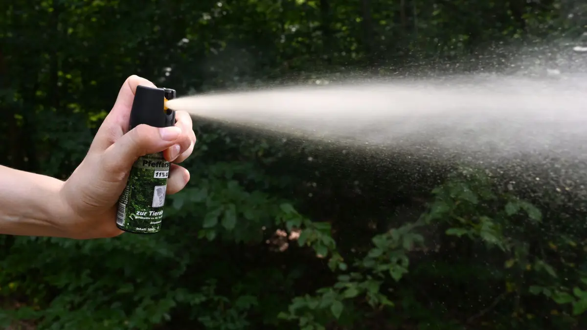 Pfefferspray: ARCHIV - 15.07.2026, Baden-Württemberg, Stuttgart: Eine Hand hält eine Kartusche mit Pfefferspray und versprüht das das Reizgas (gestellte Szene). (zu dpa: «Zwei Frauen greifen Polizisten mit Reizgas an») Foto: Bernd Weißbrod/dpa +++ dpa-Bildfunk +++