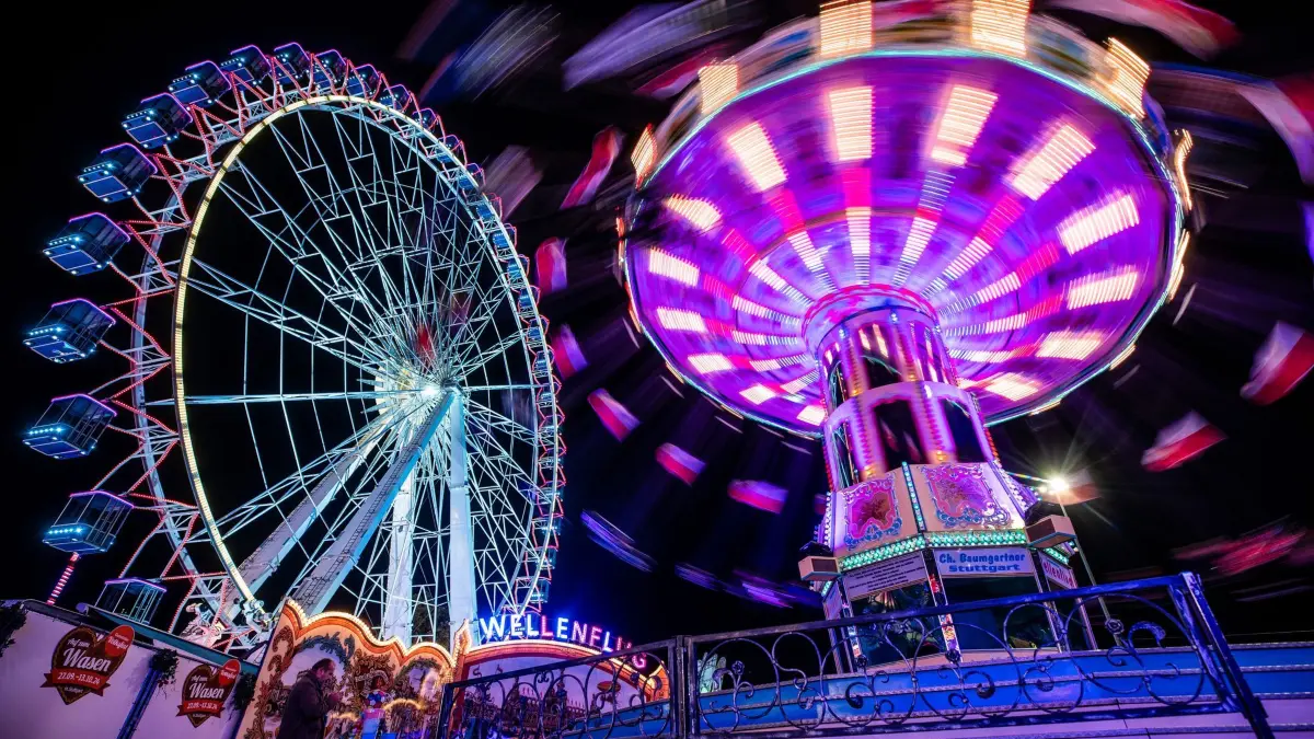 Cannstatter Volksfest: ARCHIV - 06.10.2024, Baden-Württemberg, Stuttgart: Während im Hintergrund das Riesenrad seine Runden dreht, fahren Besucher des 177. Cannstatter Volksfests auf dem Cannstatter Wasen mit dem Kettenkarussell. Der «Wasen» ist nach dem Münchner Oktoberfest das zweitgrößte Volksfest in Deutschland. (zu dpa: «Los geht’s auf dem Cannstatter Wasen: Was Besucher erwartet») Foto: Christoph Schmidt/dpa +++ dpa-Bildfunk +++