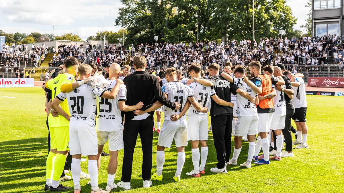SSV Ulm 1846 Fußball vs. FSV Frankfurt, Fussball, Regionalliga Südwest, 7. Spieltag, Donaustadion Ulm Ulm 12.09.26: Team Teamkreis Mannschaft Mannschaftskreis SSV Ulm 1846 Fußball
SSV Ulm 1846 Fußball vs. FSV Frankfurt, Fussball, Regionalliga Südwest, 7. Spieltag, Donaustadion Ulm Ulm 12.09.26
Foto: Eibner-Pressefoto/Lucca Fundel