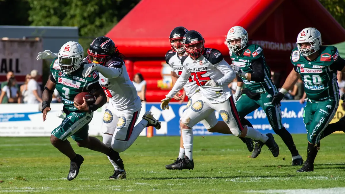 Kelley Joiner läuft der Abwehr der Düsseldorf Panther davon.