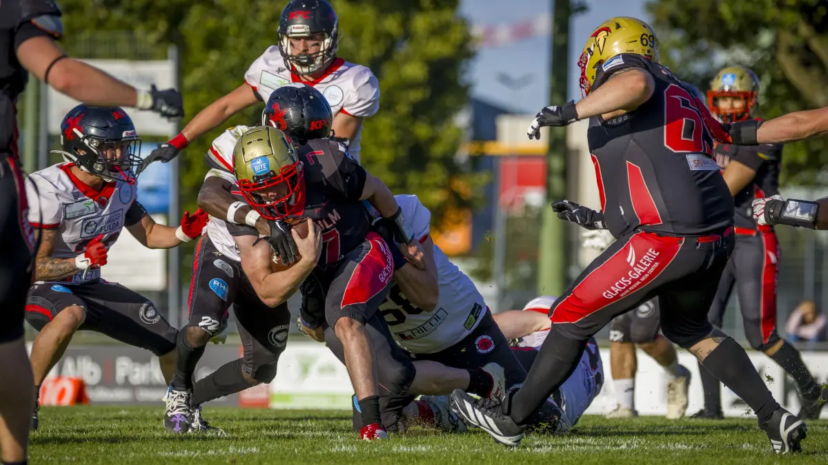 Football, erstes Aufstiegsspiel um die GFL2, Neu-Ulm Spartans (schwarz) gegen die Fulda Saints (weiß)