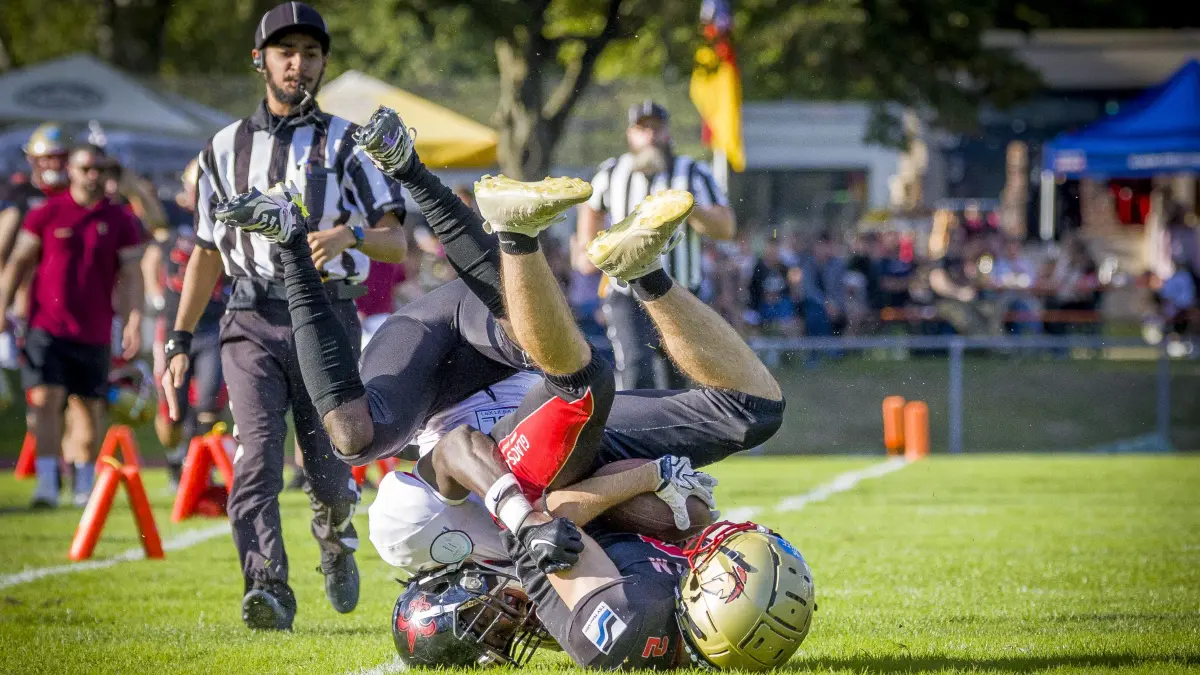 Football, erstes Aufstiegsspiel um die GFL2, Neu-Ulm Spartans (schwarz) gegen die Fulda Saints (weiß)