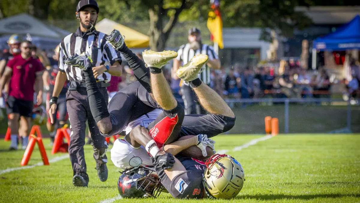 Football, erstes Aufstiegsspiel um die GFL2, Neu-Ulm Spartans (schwarz) gegen die Fulda Saints (weiß)