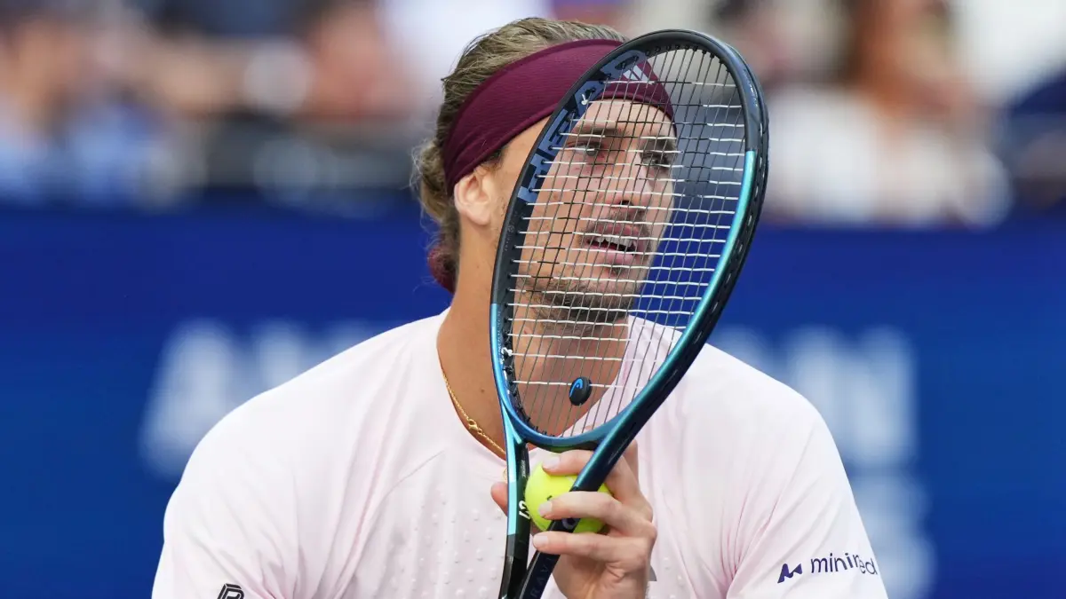 US Open: 11.09.2026, USA, New York: Tennis: Grand Slam, ATP-Tour, US Open, Einzel, Männer, Halbfinale, Zverev (Hamburg) - Chatschanow (Russland). Alexander Zverev bereitet sich darauf vor, aufzuschlagen. Foto: Kirsty Wigglesworth/AP/dpa +++ dpa-Bildfunk +++