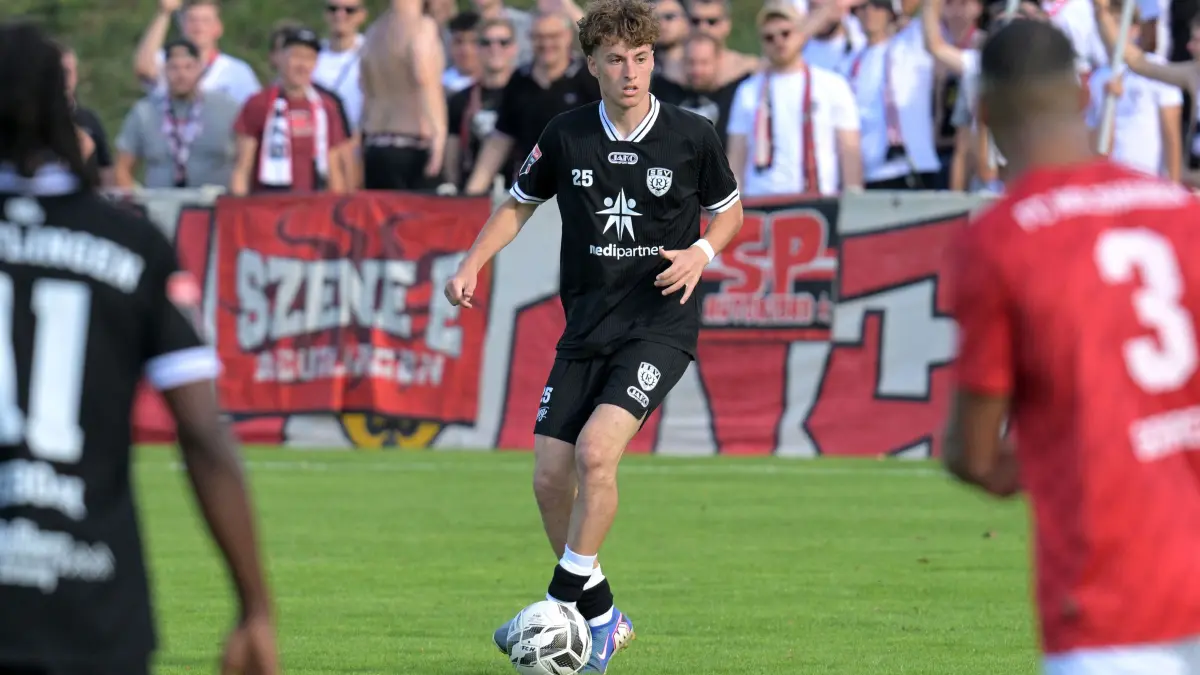 Fussball OL | FC Holzhausen vs. SSV Reutlingen: Fussball OL | FC Holzhausen (rot) vs. SSV Reutlingen (schwarz) // 2026-09-12 // Foto: JoBaur // #25 Samuel Melissopoulos (SSV Reutlingen)