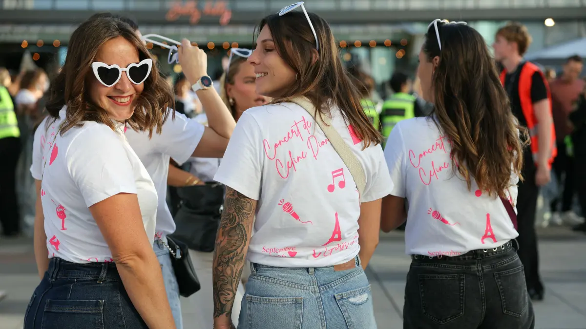 FRANCE-CANADA-MUSIC-CELEBS: Fans of Celine Dion pose upon arrival to attend the Canadian singer's first concert of a series at the Plenitude Arena in Nanterre, west of Paris on september 12, 2026. (Photo by Thomas SAMSON / AFP)