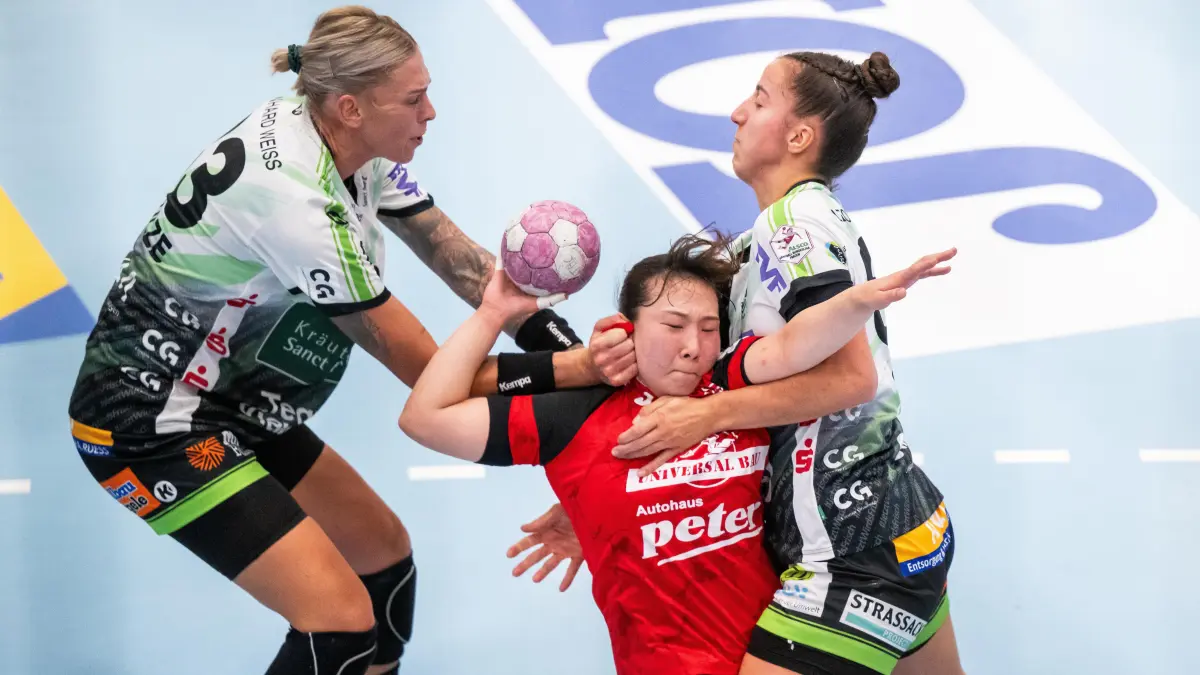 HANDBALL FRAUEN 2026-2027 3. BUNDESLIGA 1. SPIELTAG THC - FRISCH AUF GÖPPINGEN ** NUR FÜR REDAKTION: HANDBALL FRAUEN 2026-2027 3. BUNDESLIGA 1. SPIELTAG THC - FRISCH AUF GÖPPINGEN ** NUR FÜR REDAKTIONELLE ZWECKE ** EDITORIAL USE ONLY **12/09/2026-Bad Langensalza: Handball / Frauen / 1. Bundesliga Frauen / Saison 2026-2027 / Salzhalle / 3. Spieltag / Thüringer HC - FRISCH AUF Göppingen / im Foto: Natsuki Aizawa 23 (Thüringer HC) im Zweikampf mit Luisa Schulze 33 (FRISCH AUF Göppingen) und Aylin Bornhardt 13 (FRISCH AUF Göppingen) ( Deutschland Thueringen Bad Langensalza Copyright: SaschaxFromm *** WOMEN S HANDBALL 2026–2027 3rd Bundesliga, Matchday 1: THC FRISCH AUF GÖPPINGEN ** FOR EDITORIAL USE ONLY ** ** EDITORIAL USE ONLY ** p 12 09 2026 Bad Langensalza Women’s Handball 1st Bundesliga Women’s Season 2026–2027 Salzhalle Matchday 3 Thüringer HC FRISCH AUF Göppingen in the photo: Natsuki Aizawa 23 Thüringer HC in a duel with Luisa Schulze 33 FRISCH AUF Göppingen and Aylin Bornhardt 13 FRISCH AUF Göppingen Germany Thuringia Bad Langensalza Copyright SaschaxFromm Copyright: SaschaxFromm doc87klunnkkudsxy7lqbh ,EDITORIAL USE ONLY