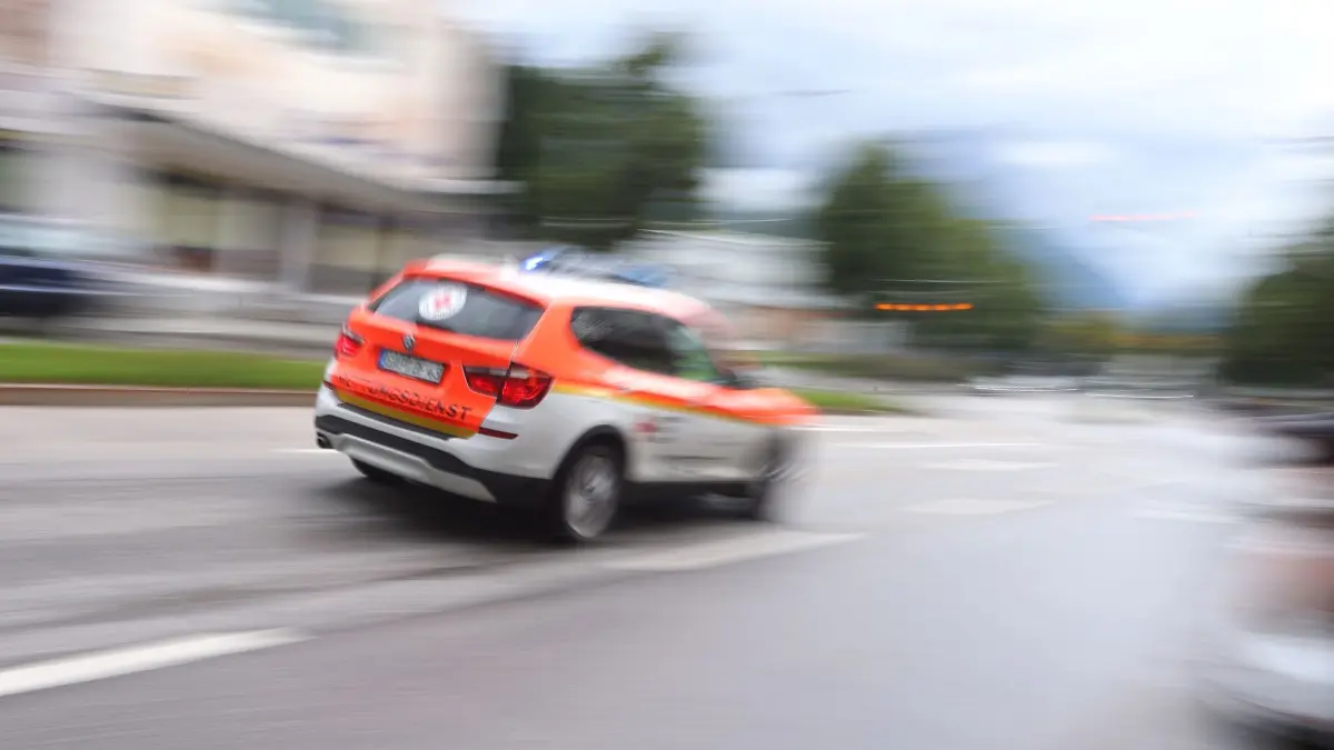 Notarzt: ARCHIV - 24.06.2022, Bayern, Garmisch-Partenkirchen: Ein Notarzt des Rettungsdienstes fährt durch die Innenstadt (Unschärfe durch Langzeitbelichtung). (zu dpa: «89-Jähriger fährt mit Wohnmobil gegen Hauswand») Foto: Karl-Josef Hildenbrand/dpa +++ dpa-Bildfunk +++