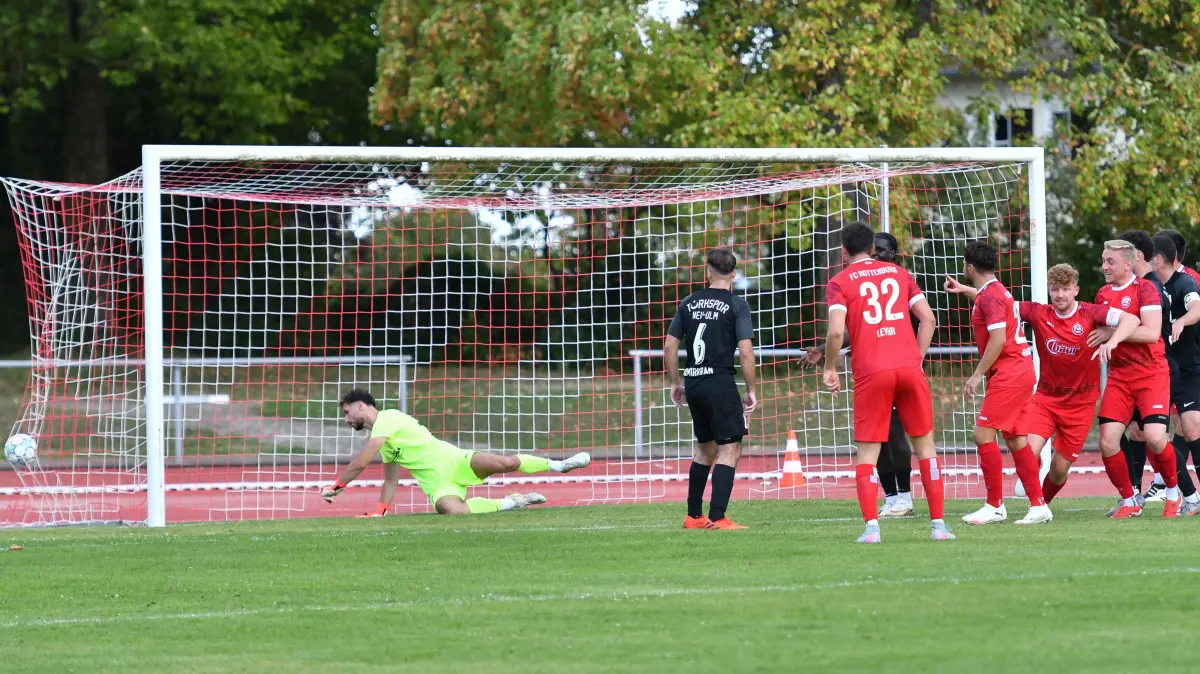 FC Rottenburg vs. Tuerk Spor Neu-Ulm, Fussball, Verbandsliga Wuerttemberg, 5. Spieltag, Saison 2026/2027, 12.09.2026: da liegt der Ball zum 2:0 im Tor, Lukas Behr (FC Rottenburg, #11) startet bereits zum Jubel
FC Rottenburg vs. Tuerk Spor Neu-Ulm, Fussball, Verbandsliga Wuerttemberg, 5. Spieltag, Saison 2026/2027, 12.09.2026,
Foto: Eibner-Pressefoto/Ralph Kunze