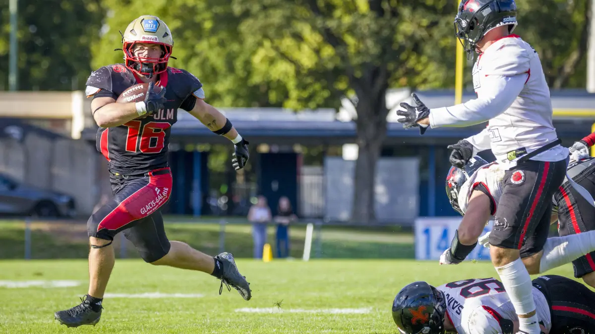 Football, erstes Aufstiegsspiel um die GFL2, Neu-Ulm Spartans (schwarz) gegen die Fulda Saints (weiß)
