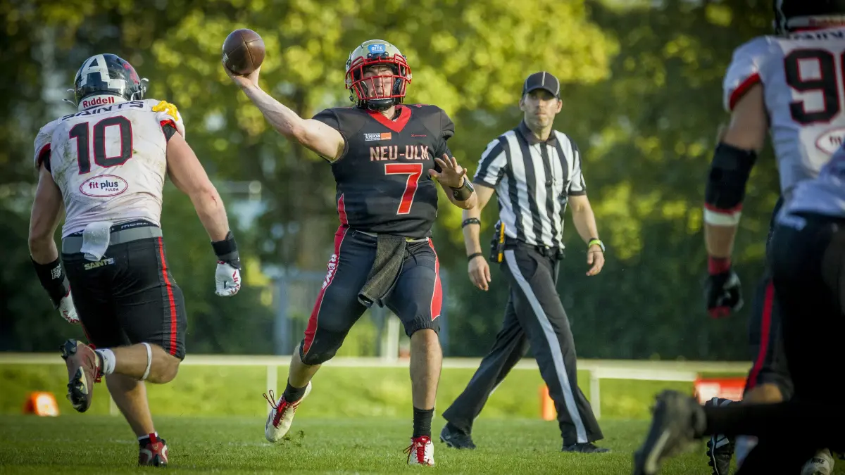 Football, erstes Aufstiegsspiel um die GFL2, Neu-Ulm Spartans (schwarz) gegen die Fulda Saints (weiß), Quarterback Hunter Sturgeon