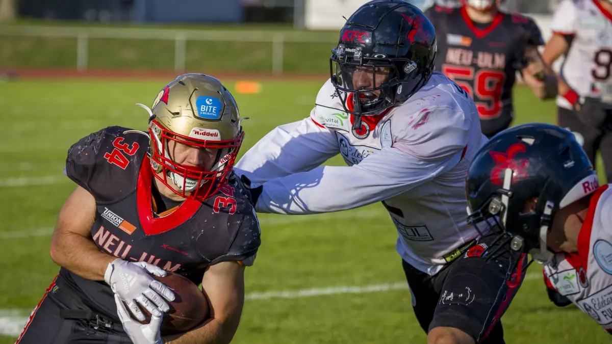 Football, erstes Aufstiegsspiel um die GFL2, Neu-Ulm Spartans (schwarz) gegen die Fulda Saints (weiß)