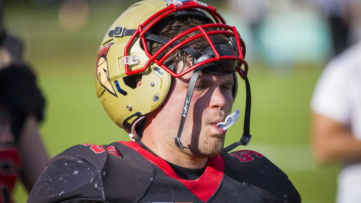 Football, erstes Aufstiegsspiel um die GFL2, Neu-Ulm Spartans (schwarz) gegen die Fulda Saints (weiß), Mundschutz