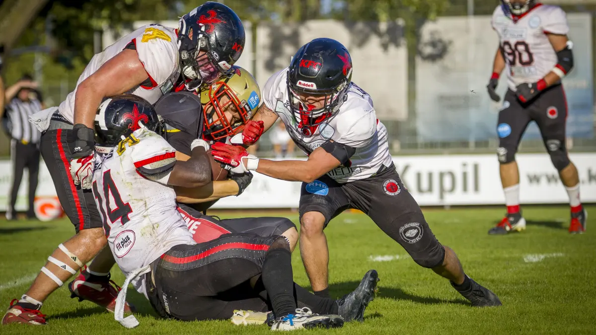 Football, erstes Aufstiegsspiel um die GFL2, Neu-Ulm Spartans (schwarz) gegen die Fulda Saints (weiß)