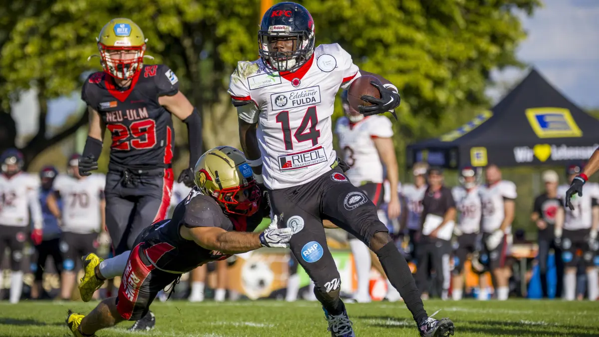 Football, erstes Aufstiegsspiel um die GFL2, Neu-Ulm Spartans (schwarz) gegen die Fulda Saints (weiß)