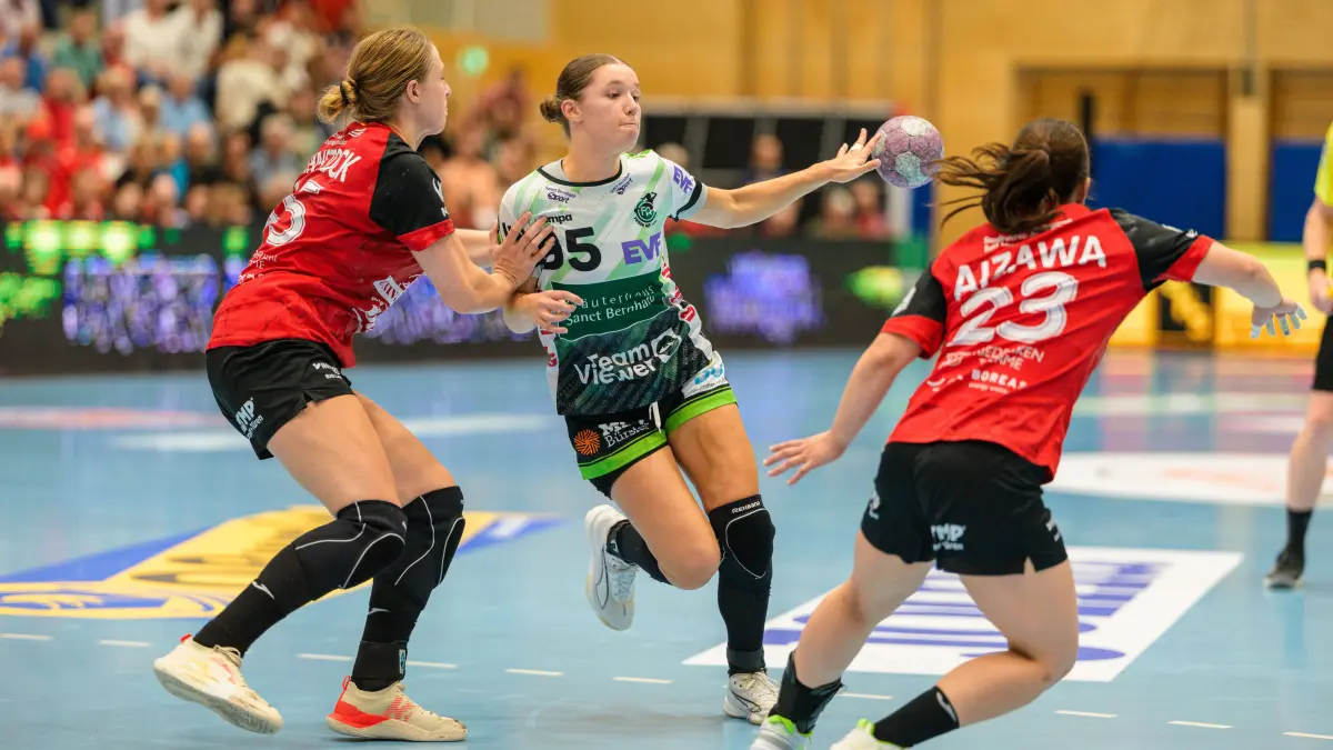 GER, Thueringer HC gegen FRISCH AUF Göppingen, Handball, Alsco Handball Bundesliga Frauen, Saison 2026/2027, 3. Spieltag, Samstag, 18.00 Uhr, 12.09.2026: Jolina Huhnstock (Thueringer HC, #45), Lara Daeuble (Frisch Auf Goeppingen, #95), Natsuki Aizawa (Thueringer HC, #23)
GER, Thueringer HC gegen FRISCH AUF Göppingen, Handball, Alsco Handball Bundesliga Frauen, Saison 2026/2027, 3. Spieltag, Samstag, 18.00 Uhr, 12.09.2026
Foto: Eibner-Pressefoto/Martin Herbst