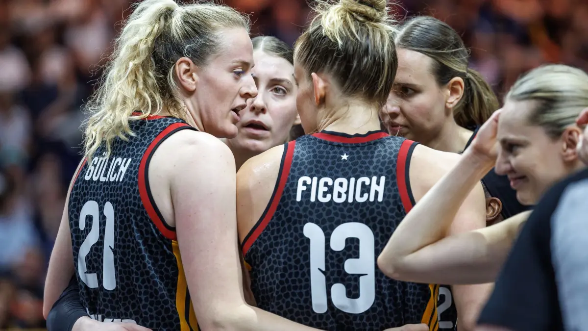 Frankreich - Deutschland: 12.09.2026, Berlin: Basketball, Frauen: WM, Frankreich - Deutschland, K.o.-Runde, Halbfinale. Marie Gülich (l, Deutschland) und Leonie Fiebich (Deutschland) sprechen miteinander. Foto: Andreas Gora/dpa +++ dpa-Bildfunk +++