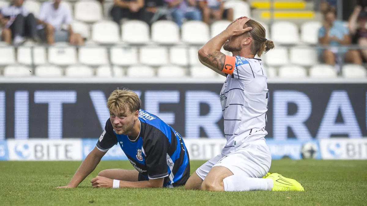 Fußball, Regionalliga, SSV Ulm (weiß), So lief das Heimspiel gegen den FSV Frankfurt, Dennis Chessa mit der Kapitänsbinde, verzweifelt