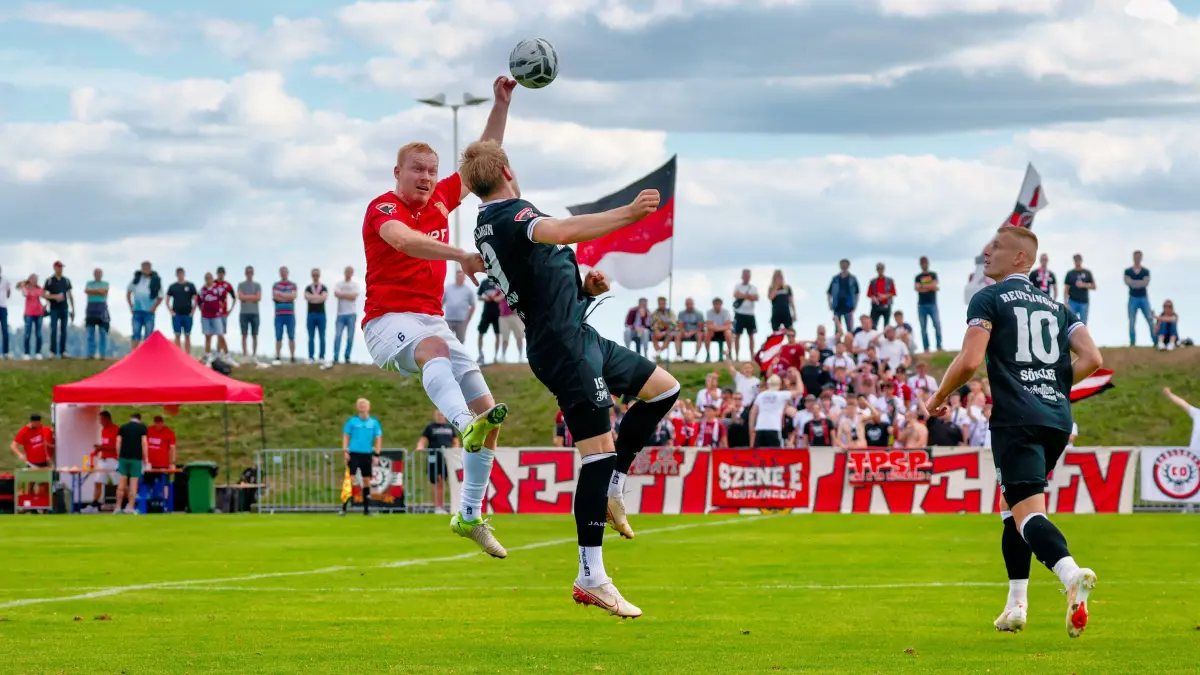 Kopfballduell: Leander Vochatzer (links, FC Holzhausen) und Willie Till Sauerborn (SSV Reutlingen).