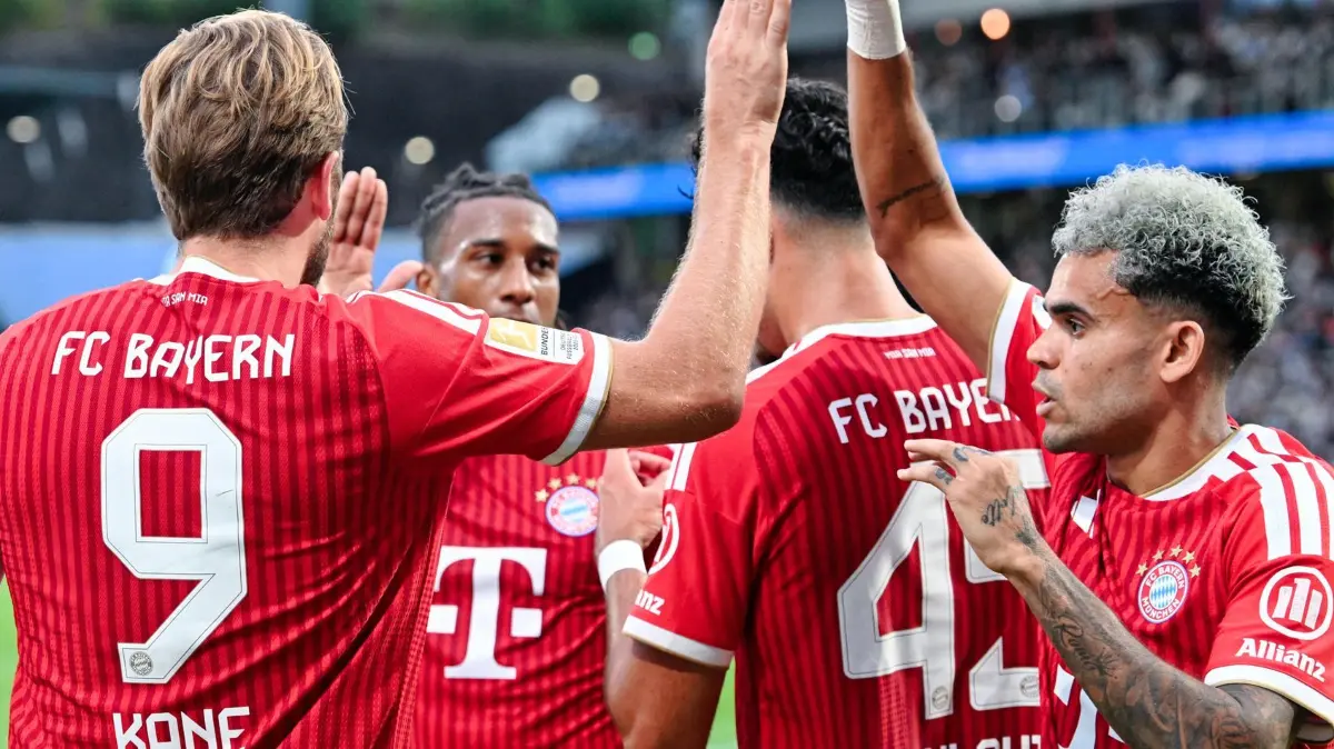 SV Elversberg - Bayern München: 13.09.2026, Saarland, Spiesen-Elversberg: Fußball, Männer: Bundesliga, SV Elversberg - Bayern München, 3. Spieltag, Ursapharm-Arena an der Kaiserlinde. Torschütze Harry Kane (l, Bayern München) jubelt mit Mannschaftskollegen über das Tor zum 1:2. Foto: Uwe Anspach/dpa - WICHTIGER HINWEIS: Gemäß den Vorgaben der Bundesliga bzw. des DFB Deutscher Fußball-Bund ist es untersagt, in dem Stadion und/oder vom Spiel angefertigte Fotoaufnahmen in Form von Sequenzbildern und/oder videoähnlichen Fotostrecken zu verwerten bzw. verwerten zu lassen. +++ dpa-Bildfunk +++