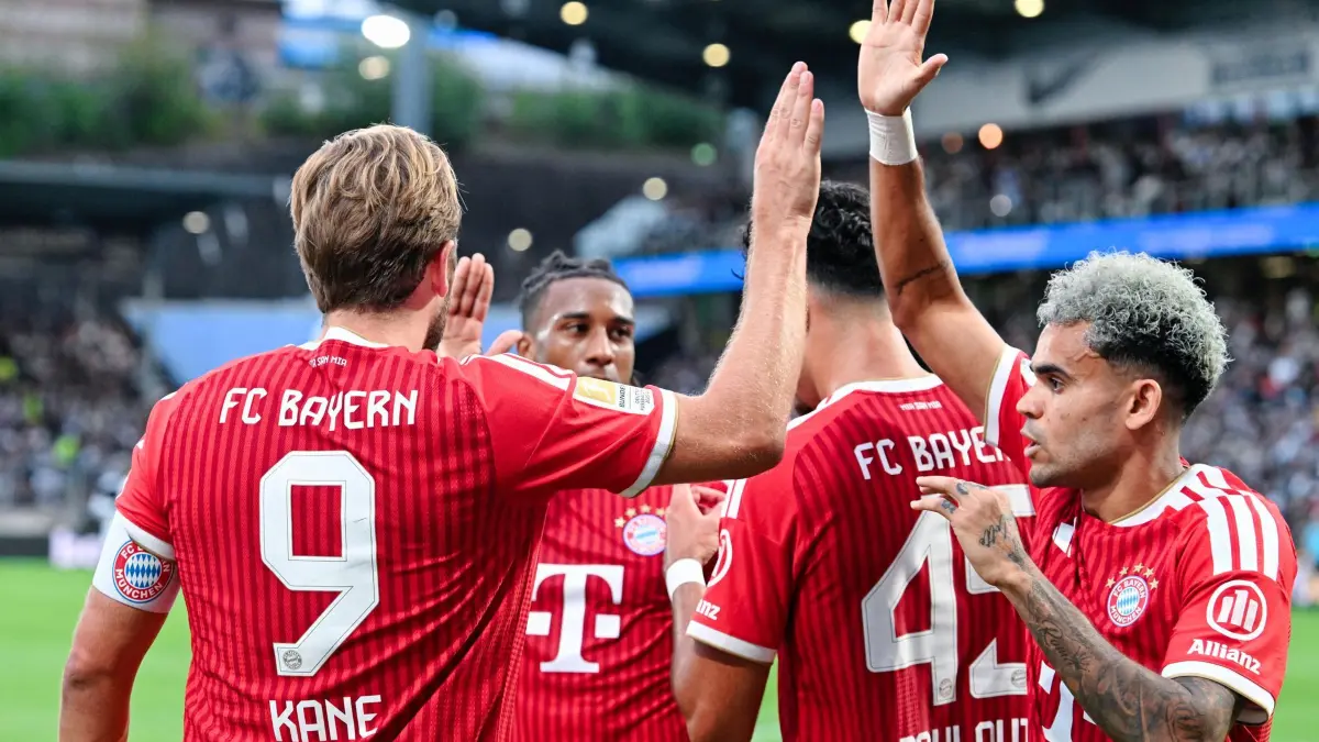 SV Elversberg - Bayern München: 13.09.2026, Saarland, Spiesen-Elversberg: Fußball, Männer: Bundesliga, SV Elversberg - Bayern München, 3. Spieltag, Ursapharm-Arena an der Kaiserlinde. Torschütze Harry Kane (l, Bayern München) jubelt mit Mannschaftskollegen über das Tor zum 1:2. Foto: Uwe Anspach/dpa - WICHTIGER HINWEIS: Gemäß den Vorgaben der Bundesliga bzw. des DFB Deutscher Fußball-Bund ist es untersagt, in dem Stadion und/oder vom Spiel angefertigte Fotoaufnahmen in Form von Sequenzbildern und/oder videoähnlichen Fotostrecken zu verwerten bzw. verwerten zu lassen. +++ dpa-Bildfunk +++