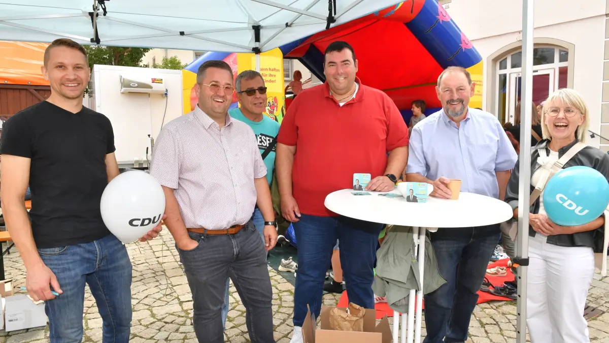 Am CDU-Stand waren die Helfer im Schichtdienst im Einsatz, um nach der Hüpfboürg zu schauen und die Sprößlinge mit Luftballons zu erfreuen.