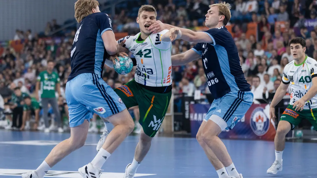 GER, HC Hamburg vs. FRISCH AUF! Goeppingen, Handball, Bundesliga, 4. Spieltag, Spielzeit 2026/2027, 13.09.2026,: Martin HANNE (FRISCH AUF! Goeppingen, #42) im Zweikampf gegen Martin Hernes HOVDE (HC Hamburg, #81) und Einar Thorsteinn OLAFSSON (HC Hamburg, #23)
GER, HC Hamburg vs. FRISCH AUF! Goeppingen, Handball, Bundesliga, 4. Spieltag, Spielzeit 2026/2027, 13.09.2026,
Foto: Eibner-Pressefoto/Oliver Schmidt