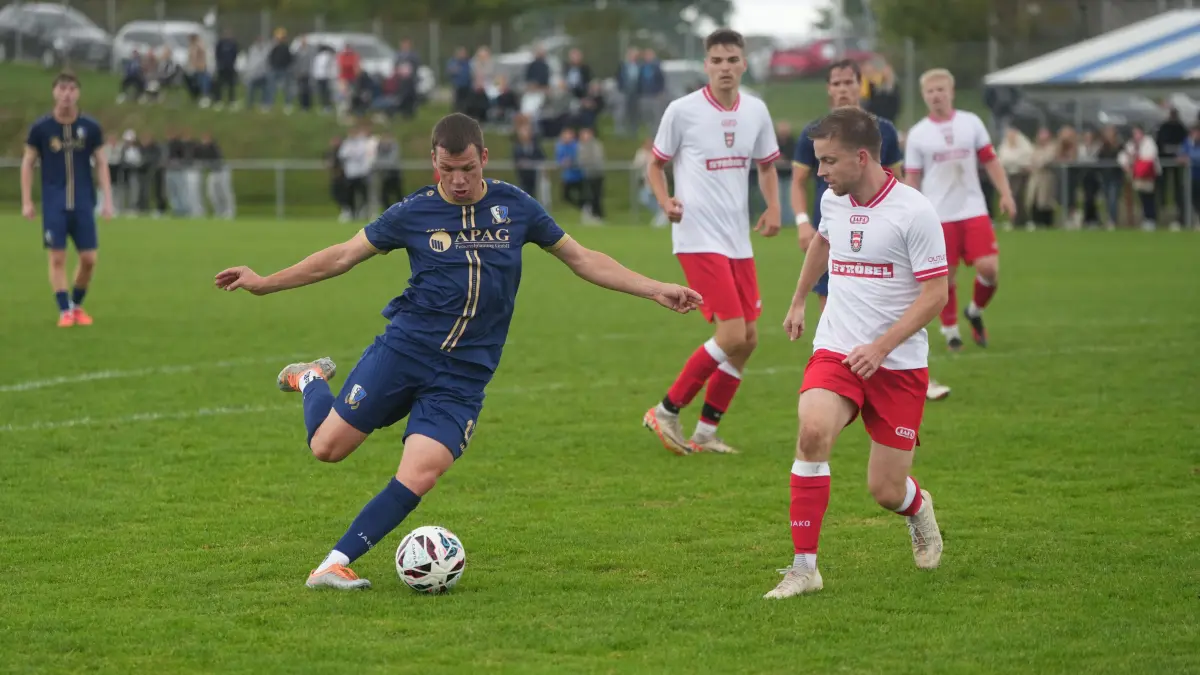 Satteldorfs Torjäger Michael Eberlein (blau) steuert einen Treffer zum deutlichen Sieg im Bezirksligaderby gegen die Spvgg Gammesfeld bei.