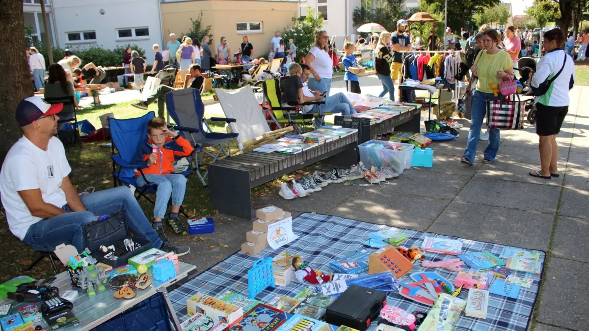 Beim Kinderflohmarkt zum Ende des Münsinger Sommerferienprogramms verwandelte sich der Matthias-Erzberger-Platz in ein kunterbuntes Kinderkaufhaus.