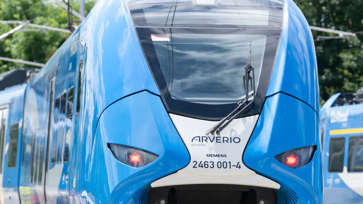 Arverio: ARCHIV - 08.07.2024, Bayern, Langweid: Im Betriebswerk steht ein Triebwagen vom Typ Siemens Mireo mit dem Schriftzug «Arverio Bayern». (zu dpa: «Augsburg-München droht Zug-Ausdünnung - Pendler protestieren») Foto: Stefan Puchner/dpa +++ dpa-Bildfunk +++