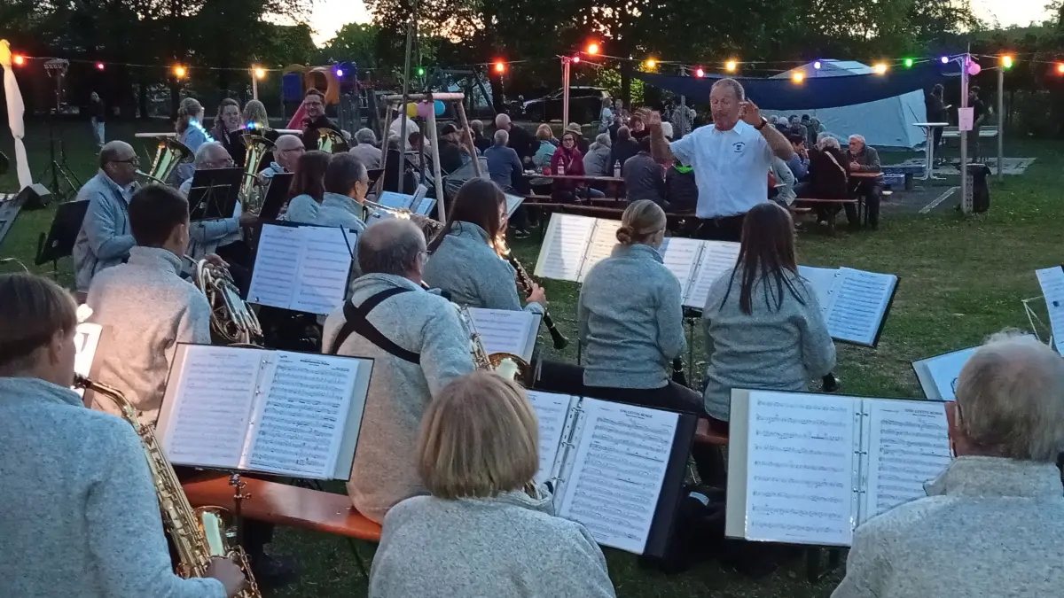 Zu Gast in der Nachbarschaft war beim Tanz im Freibad der Musikverein Killer.