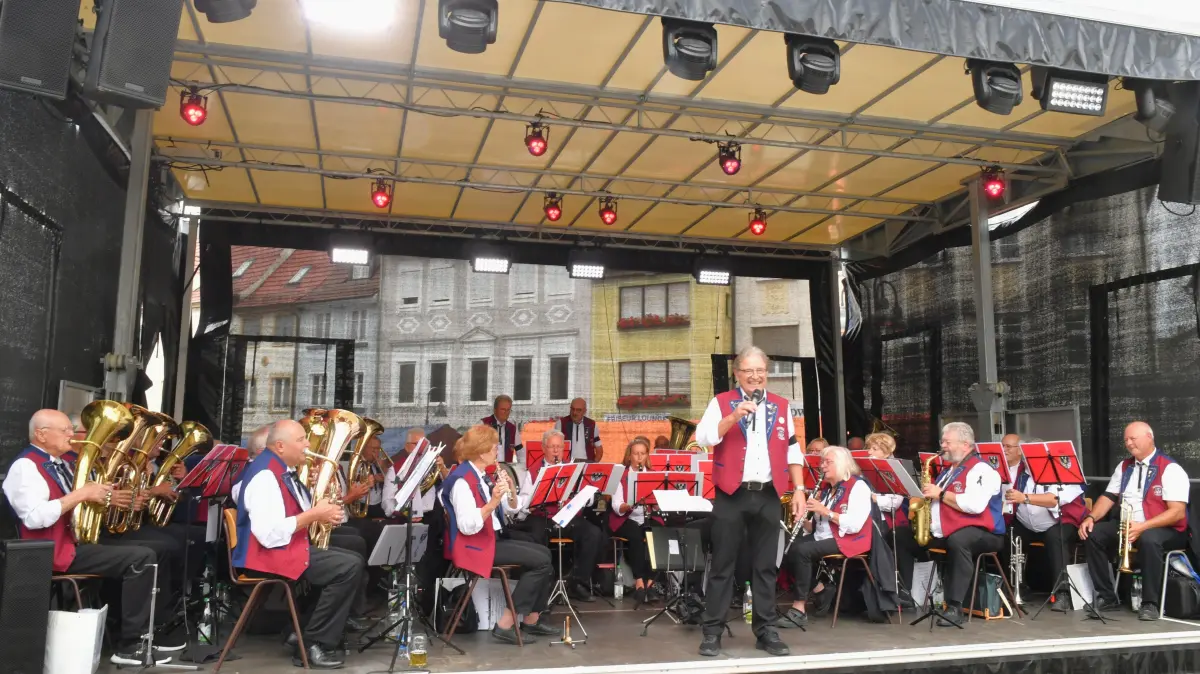 Die Kreisseniorenkapelle unter Leitung von Wolfgang Spada war aufgetreten, im Gedanken an den verstorbenen Musikerkameraden Josef Uhl.