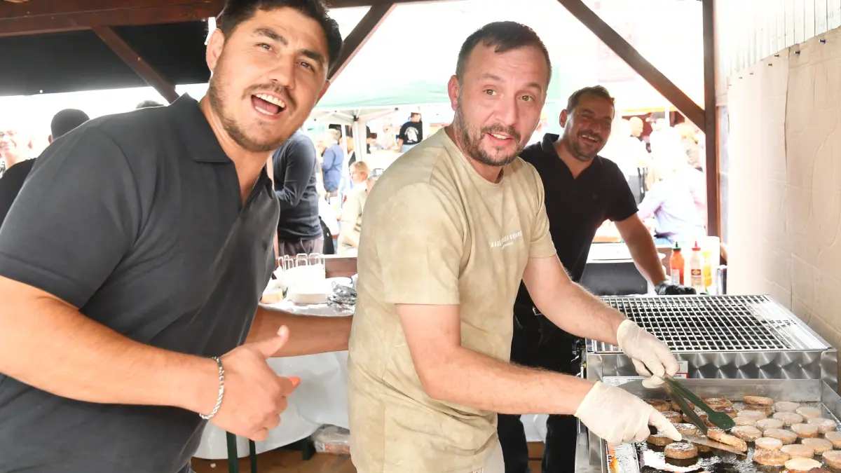 Auch die Helfer von Türkgücü hatten gut lachen. Der Andrang auf die landestypischen Speisen war riesig.
